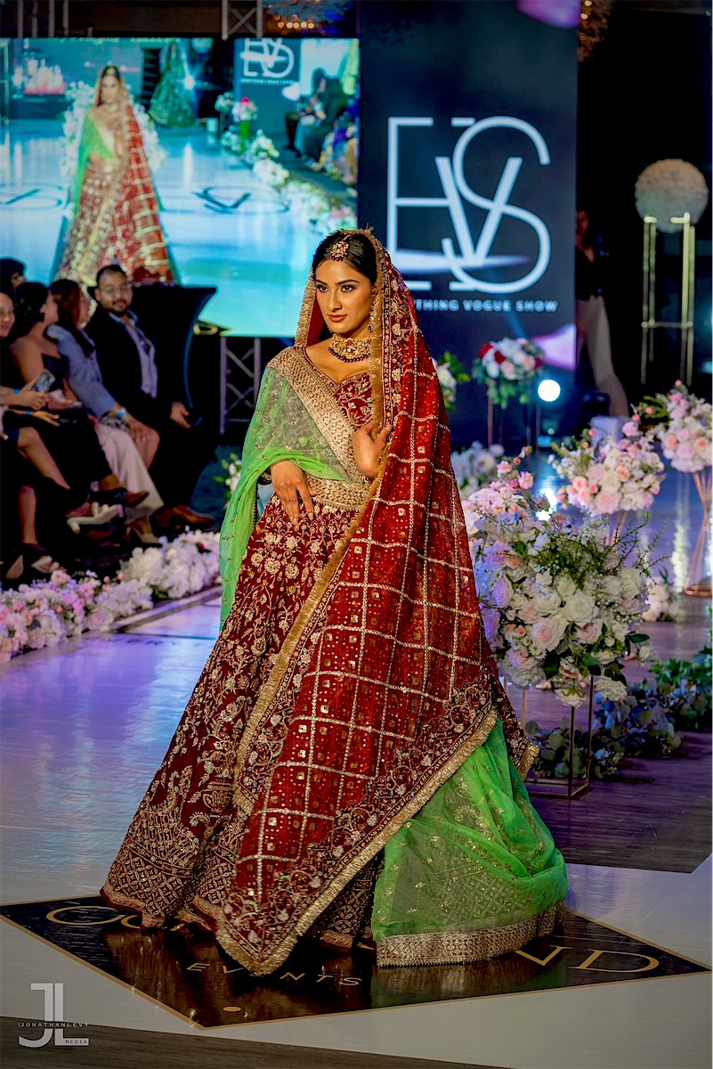 Runway / fashion show look